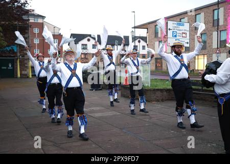 Peterborough, Großbritannien. 01. Mai 2023. Die Peterborough Morris morris Tänzer „Dancing in the Dawn“ am Mai neben dem Fluss Nene am Ufer in Peterborough, Cambridgeshire. Kredit: Paul Marriott/Alamy Live News Stockfoto