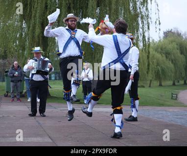 Peterborough, Großbritannien. 01. Mai 2023. Die Peterborough Morris morris Tänzer „Dancing in the Dawn“ am Mai neben dem Fluss Nene am Ufer in Peterborough, Cambridgeshire. Kredit: Paul Marriott/Alamy Live News Stockfoto