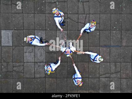 Peterborough, Großbritannien. 01. Mai 2023. Die Peterborough Morris morris Tänzer „Dancing in the Dawn“ am Mai neben dem Fluss Nene am Ufer in Peterborough, Cambridgeshire. Kredit: Paul Marriott/Alamy Live News Stockfoto