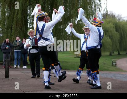 Peterborough, Großbritannien. 01. Mai 2023. Die Peterborough Morris morris Tänzer „Dancing in the Dawn“ am Mai neben dem Fluss Nene am Ufer in Peterborough, Cambridgeshire. Kredit: Paul Marriott/Alamy Live News Stockfoto