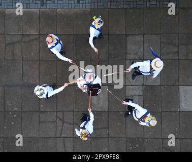 Peterborough, Großbritannien. 01. Mai 2023. Die Peterborough Morris morris Tänzer „Dancing in the Dawn“ am Mai neben dem Fluss Nene am Ufer in Peterborough, Cambridgeshire. Kredit: Paul Marriott/Alamy Live News Stockfoto