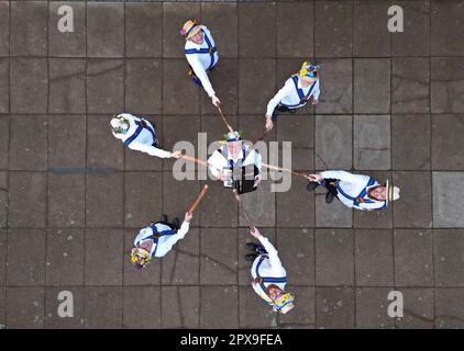 Peterborough, Großbritannien. 01. Mai 2023. Die Peterborough Morris morris Tänzer „Dancing in the Dawn“ am Mai neben dem Fluss Nene am Ufer in Peterborough, Cambridgeshire. Kredit: Paul Marriott/Alamy Live News Stockfoto