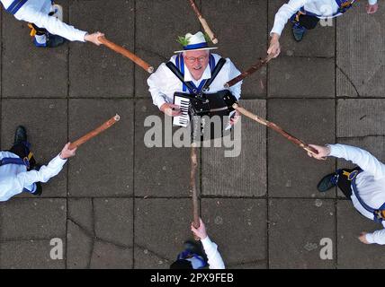 Peterborough, Großbritannien. 01. Mai 2023. Peterborough Morris Tänzer „Dancing in the Dawn“ am Maifeiertag am Ufer des Flusses Nene in Peterborough, Cambridgeshire. Kredit: Paul Marriott/Alamy Live News Stockfoto