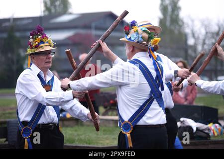 Peterborough, Großbritannien. 01. Mai 2023. Die Peterborough Morris morris Tänzer „Dancing in the Dawn“ am Mai neben dem Fluss Nene am Ufer in Peterborough, Cambridgeshire. Kredit: Paul Marriott/Alamy Live News Stockfoto