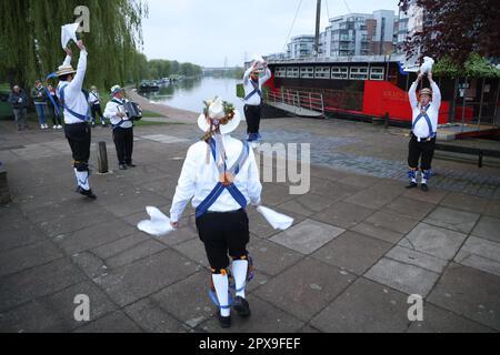 Peterborough, Großbritannien. 01. Mai 2023. Die Peterborough Morris morris Tänzer „Dancing in the Dawn“ am Mai neben dem Fluss Nene am Ufer in Peterborough, Cambridgeshire. Kredit: Paul Marriott/Alamy Live News Stockfoto