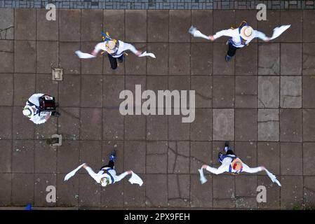 Peterborough, Großbritannien. 01. Mai 2023. Die Peterborough Morris morris Tänzer „Dancing in the Dawn“ am Mai neben dem Fluss Nene am Ufer in Peterborough, Cambridgeshire. Kredit: Paul Marriott/Alamy Live News Stockfoto