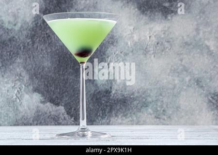 Japanischer Slipper-Cocktail in martini-Glas, garniert mit Kirsche Stockfoto