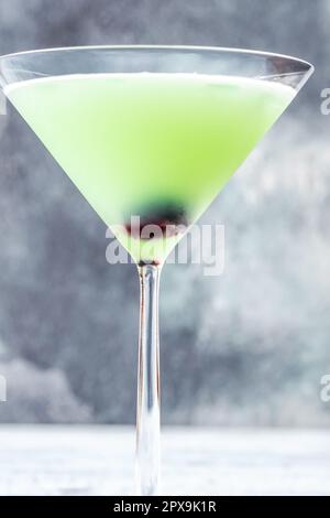 Japanischer Slipper-Cocktail in martini-Glas, garniert mit Kirsche Stockfoto