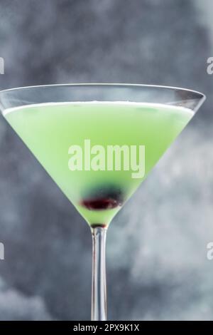 Japanischer Slipper-Cocktail in martini-Glas, garniert mit Kirsche Stockfoto