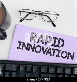 Handgeschriebenes Schild Rapid Innovation, konzeptionelle Fotocharakteristik einer Website, die Suchmaschinenalgorithmen verwendet Stockfoto