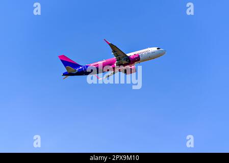 Barcelona, ​​Spain; 12. März 2023: Airbus A321 des Unternehmens Wizz Air Malta, startet vom Flughafen Josep Tarradellas Barcelona-El Prat Stockfoto