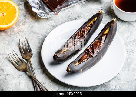 Gegrillte Bananen mit dunkler Schokolade und Zitronensaft Stockfoto