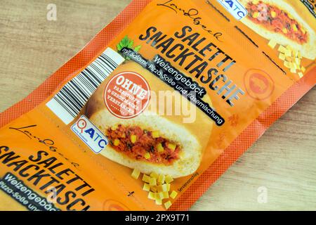 3 Saletti Snacktasche Weizengebäck mit Käse, Sauce und Salami Stockfoto