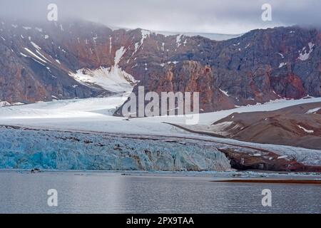 Eis und Felsen in der Hohen Arktis am 14. Juli-Gletscher auf den Svalbard-Inseln Stockfoto