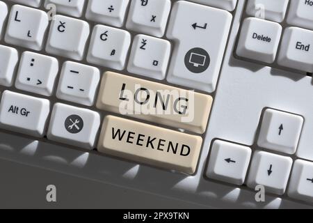Schild mit langer Wochenendausstellung, Internetkonzept verlängerter Urlaub Urlaubszeit Entspannungszeit Stockfoto