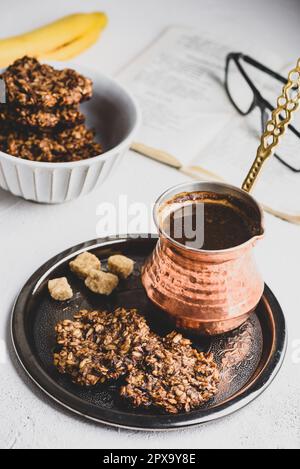 Banana Haferflocken Cookies mit Schokoladenaufstrich mit türkischem Kaffee auf Metallablage Stockfoto