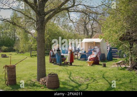 Englische Geschichte, im Sommer sehen Sie Teilnehmer an einem Tudor-Nachstellungswochenende in der Kentwell Hall, einem Landhaus aus dem 16. Jahrhundert in Suffolk, England, Großbritannien Stockfoto
