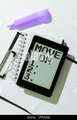 Textunterschrift präsentiert Move Move On, Word geschrieben, um den Ort zu verlassen, wo Sie wohnen und woanders hingehen Stockfoto