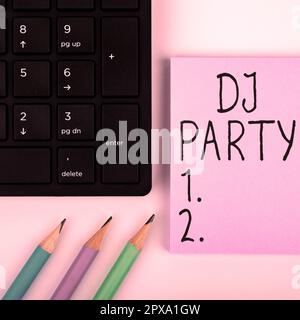 Schild mit DJ Party, Wort für Person, die aufgezeichnete populäre Musik im Radio vorstellt und spielt Stockfoto