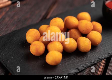 Fischbällchen im Teig mit Stäbchen - asiatisches Essen Stockfoto