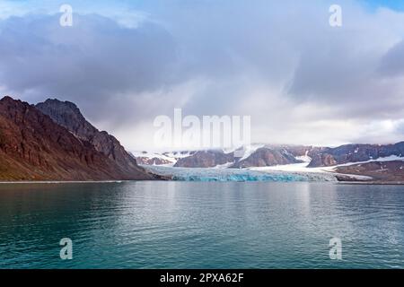 Wir nähern uns dem 14. Juli-Gletscher in der Hocharktik auf den Svalbard-Inseln in Norwegen Stockfoto