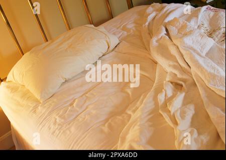 Ungemachtes Bett, einsam. Stockfoto