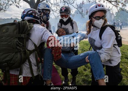 Paris, Frankreich. 1. Mai 2023. Street Medics bei der Demonstration am 2023. Mai in Paris. Kredit: LE PICTORIUM/Alamy Live News Stockfoto