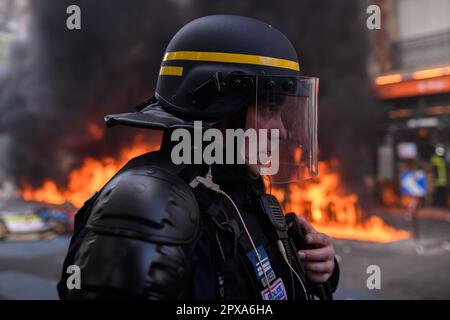 Paris, Frankreich. 1. Mai 2023. Ein brennendes Gebäude auf dem Place de la Nation während der Demonstration am 2023. Mai in Paris. Kredit: LE PICTORIUM/Alamy Live News Stockfoto