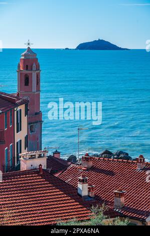 Campanile direkt am Meer im Dorf Tellaro Stockfoto