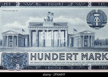 Brandenburger Tor in Berlin aus dem alten DDR-Geld - 100 Mark Stockfoto