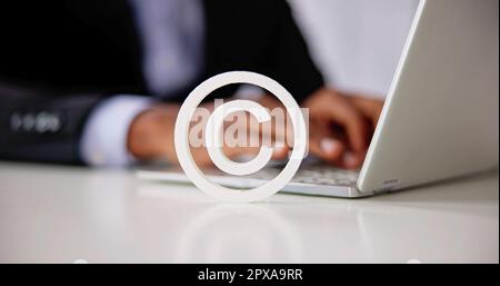 Registrieren Sie Sich Online Mit Dem Laptop. Eingetragene Marke Stockfoto