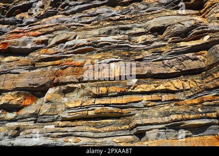 Flysch ist eine Reihe von Sedimentgesteinen aus dem Meer, die vorwiegend klastisch sind und durch den Wechsel der lithologischen Schicht gekennzeichnet sind Stockfoto