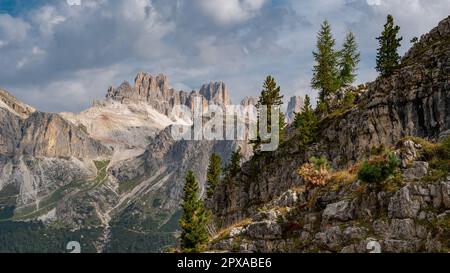 Wunderschöne Aussicht auf die italienischen Dolomiten in der Nähe des Cinque Torri Stockfoto