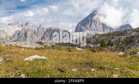 Wunderschöne Aussicht auf die italienischen Dolomiten in der Nähe des Cinque Torri Stockfoto