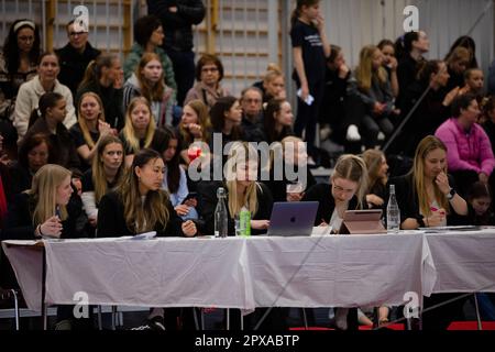 Åland Invitational 2023 Gymnastics, Mariehamn, April 2023. Turner aus Finnland, Schweden, Norwegen und dem Vereinigten Königreich. Bild: Rob Watkins. Abbildung: Bars Judges Stockfoto