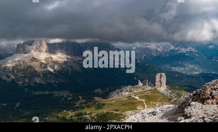 Wunderschöne Aussicht auf die italienischen Dolomiten in der Nähe des Cinque Torri Stockfoto