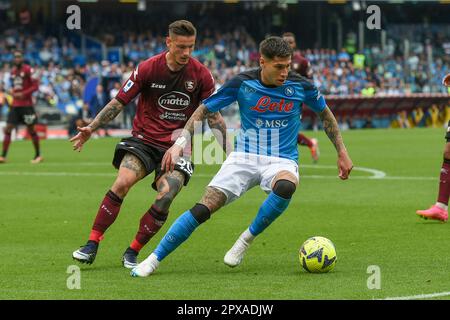 Neapel, Italien. 30. April 2023. Pasquale Mazzocchi von US Salernitana tritt während des Spiels der Serie A Be mit Mathias Olivera von SSC Napoli um den Ball an Stockfoto