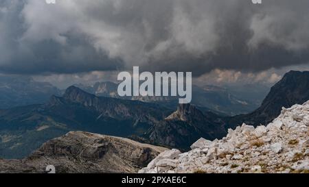 Wunderschöne Aussicht auf die italienischen Dolomiten in der Nähe des Cinque Torri Stockfoto