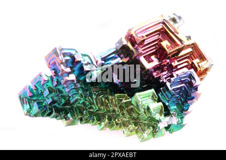 Bismuth - Regenbogen Metall isoliert auf dem weißen Hintergrund Stockfoto