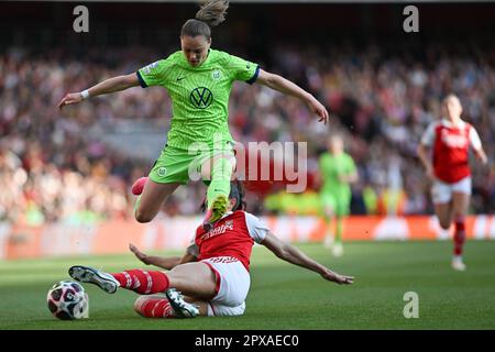 London, Großbritannien. 01. Mai 2023. Ewa Pajor von VfL Wolfsburg Women Hürdles Rafaelle Souza von Arsenal Women während des Halbfinales der Frauenmeisterschaft 2. zwischen Arsenal Women und VfL Wolfsburg Ladies im Emirates Stadium, London, England am 1. Mai 2023. Foto von Phil Hutchinson. Nur redaktionelle Verwendung, Lizenz für kommerzielle Verwendung erforderlich. Keine Verwendung bei Wetten, Spielen oder Veröffentlichungen von Clubs/Ligen/Spielern. Kredit: UK Sports Pics Ltd/Alamy Live News Stockfoto