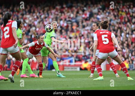 London, Großbritannien. 01. Mai 2023. Noelle Maritz von Arsenal Women leitet den Ball beim Halbfinale 2. der Frauenmeisterschaft zwischen Arsenal Women und den VfL Wolfsburg Ladies am 1. Mai 2023 im Emirates Stadium in London, England. Foto von Phil Hutchinson. Nur redaktionelle Verwendung, Lizenz für kommerzielle Verwendung erforderlich. Keine Verwendung bei Wetten, Spielen oder Veröffentlichungen von Clubs/Ligen/Spielern. Kredit: UK Sports Pics Ltd/Alamy Live News Stockfoto