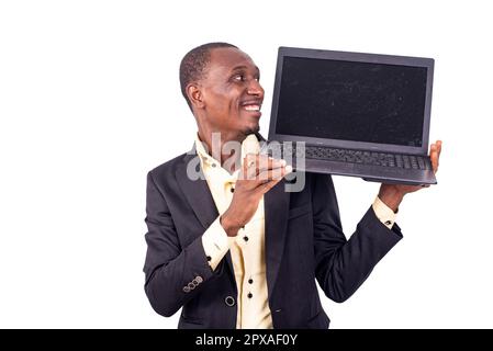 Porträt eines gutaussehenden jungen Geschäftsmanns, der ein Notebook über die Schulter hält und lächelt. Stockfoto