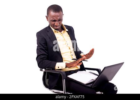 Portrait eines schockierten Geschäftsmanns, der auf einem Stuhl sitzt und sich weigert, etwas Schreckliches auf dem Laptop zu sehen. Stockfoto