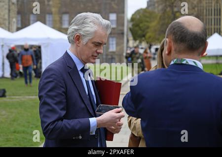 James Cartlidge MP (Con: South Suffolk) Staatsminister (Minister für Beschaffung von Verteidigungsgütern) am College Green, Westminster, März 2023 Stockfoto