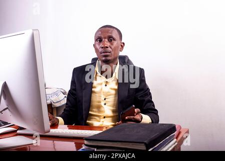 Porträt eines seriösen jungen Geschäftsmannes, der im Büro arbeitet. Stockfoto