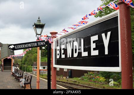 Bewdley-Schild auf dem Bahnsteig am Bahnhof Bewdley der Severn Valley Railway. Stockfoto