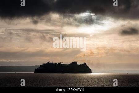 Cork Harbour, Cork, Irland. 02. Mai 2023. Das Kreuzfahrtschiff Celebrity Apex dampft den Hafen hinauf, während sie für einen Tagesausflug nach Cobh, Co Cork, Irland.- Kredit; David Creedon / Alamy Live News Stockfoto