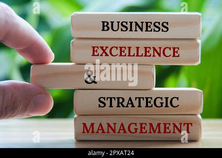 Business Excellence und strategischer Managementtext auf Holzblöcken. Unternehmenskultur und Konzept für Erfolgsfaktoren. Stockfoto