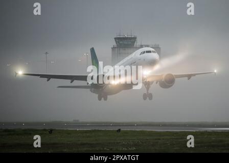 Cork Airport, Cork, Irland. 02. Mai 2023. Ein Aer Lingus Airbus A320 fliegt an einem nebligen Morgen nach Amsterdam am Flughafen Cork, Cork, Irland. David Creedon/Alamy Live News Stockfoto