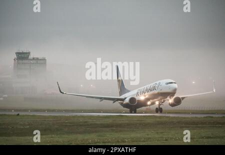 Cork Airport, Cork, Irland. 02. Mai 2023. Eine Ryanair Boeing 737 nach Gran Canaria fährt die Landebahn hinunter, während sie sich auf den Start im Nebel am Flughafen Cork, Cork, Irland, vorbereitet. David Creedon/Alamy Live News Stockfoto